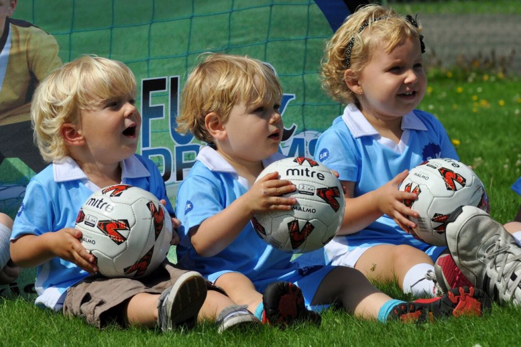 Обучение игре футбол. Футбол дети. Дети футболисты. Ребенок с футбольным мячом. Дети играют в футбол.
